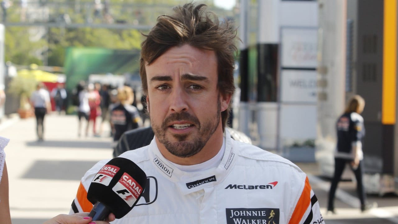 Fernando Alonso wurde mit seinem Rennwagen beim Training von Motorproblemen gestoppt.