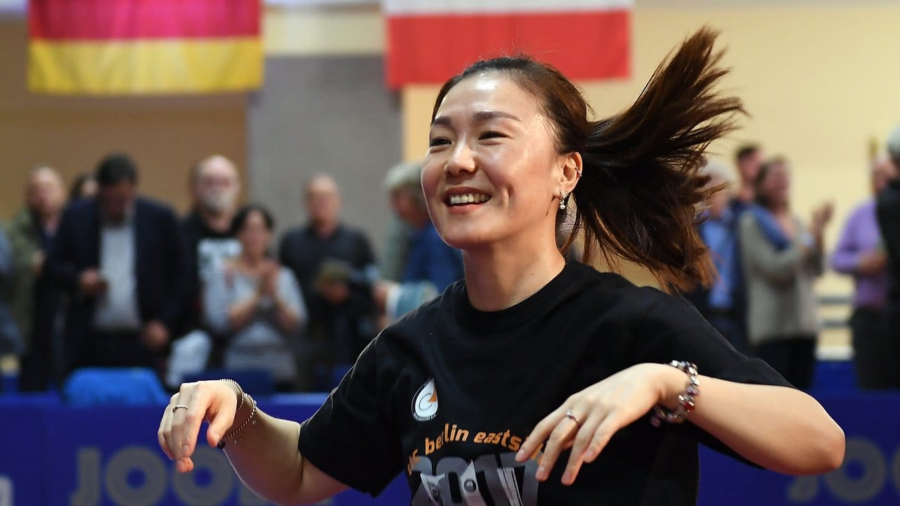 Xiaona Shan vom TTC Berlin freut sich über den Sieg.