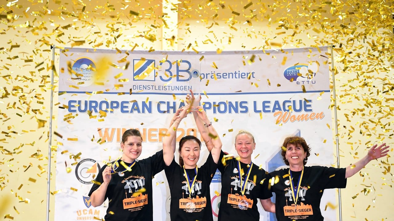 Das Team vom TTC Berlin feiert den Erfolg: Petrissa Solja (l-r), Xiaona Shan, Viktoria Pavlovich und Trainerin Irina Palina.