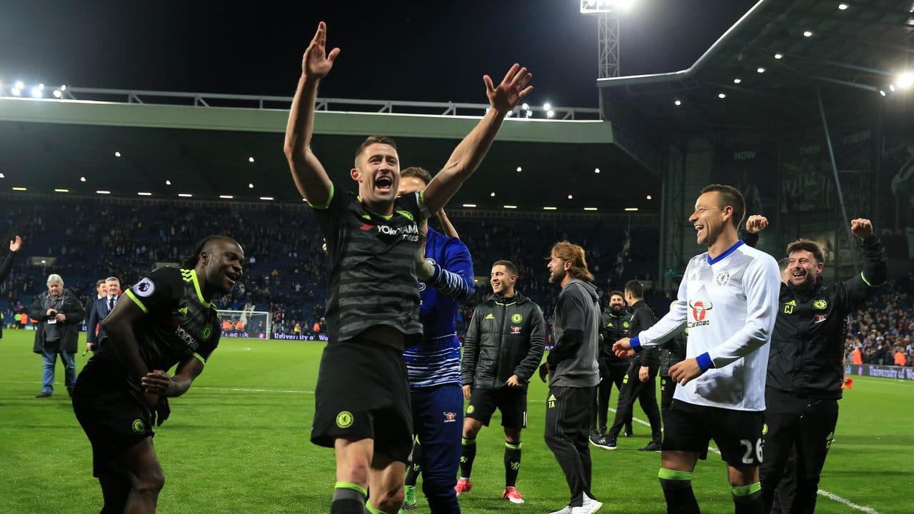 Die Spieler vom FC Chelsea feiern den 1:0-Sieg über West Bromwich, und damit die englische Meisterschaft.