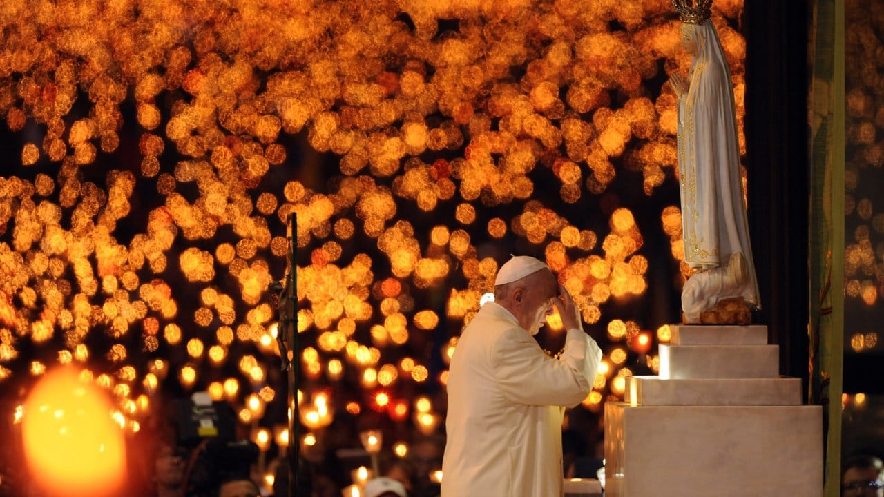 Papst Franziskus betet vor dem Heiligtum von Fatima. Papst Franziskus betet vor dem Heiligtum von Fatima.