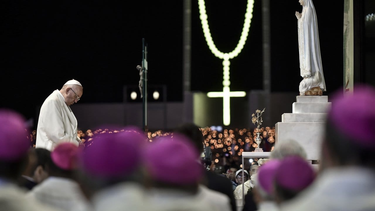 In der Erscheinungskapelle des Heiligtums bete Franziskus acht Minuten lang vor der Marienstatue. In der Erscheinungskapelle des Heiligtums bete Franziskus acht Minuten lang vor der Marienstatue.
