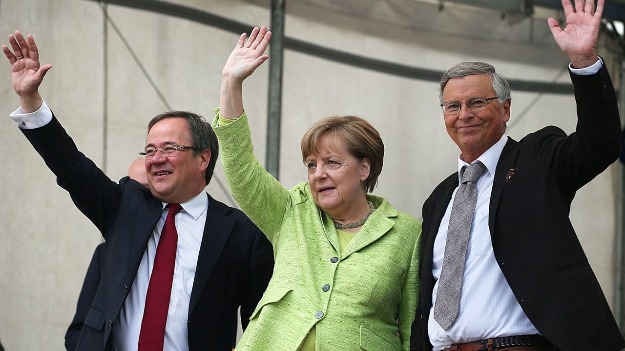 Bundeskanzlerin Angela Merkel, der Spitzendkandidat der CDU für die Landtagswahl in NRW, Armin Laschet, und der CDU-Bundestagsabgeordnete Wolfgang Bosbach (r) winken auf der Abschlusskundgebung ihrer Partei. Bundeskanzlerin Angela Merkel, der Spitzendkandidat der CDU für die Landtagswahl in NRW, Armin Laschet, und der CDU-Bundestagsabgeordnete Wolfgang Bosbach (r) winken auf der Abschlusskundgebung ihrer Partei.