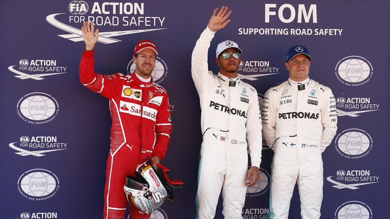 Lewis Hamilton (M) hat sich die Pole Position für den Großen Preis von Spanien vor Sebastian Vettel (l) und Valtteri Bottas geholt.