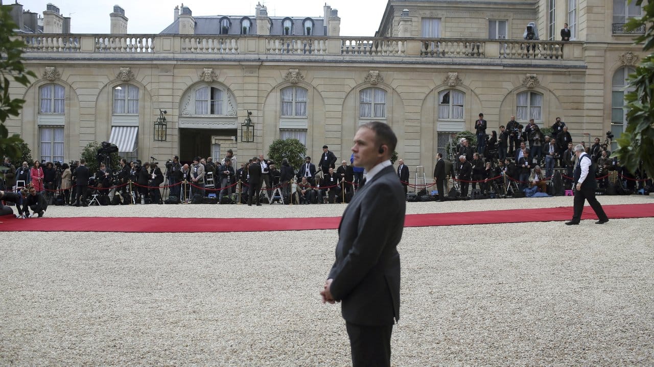Fotografen nehmen im Elyseepalast im Vorfeld der Amtseinführung des neuen französischen Präsidenten Macron ihre Position ein. Fotografen nehmen im Elyseepalast im Vorfeld der Amtseinführung des neuen französischen Präsidenten Macron ihre Position ein.
