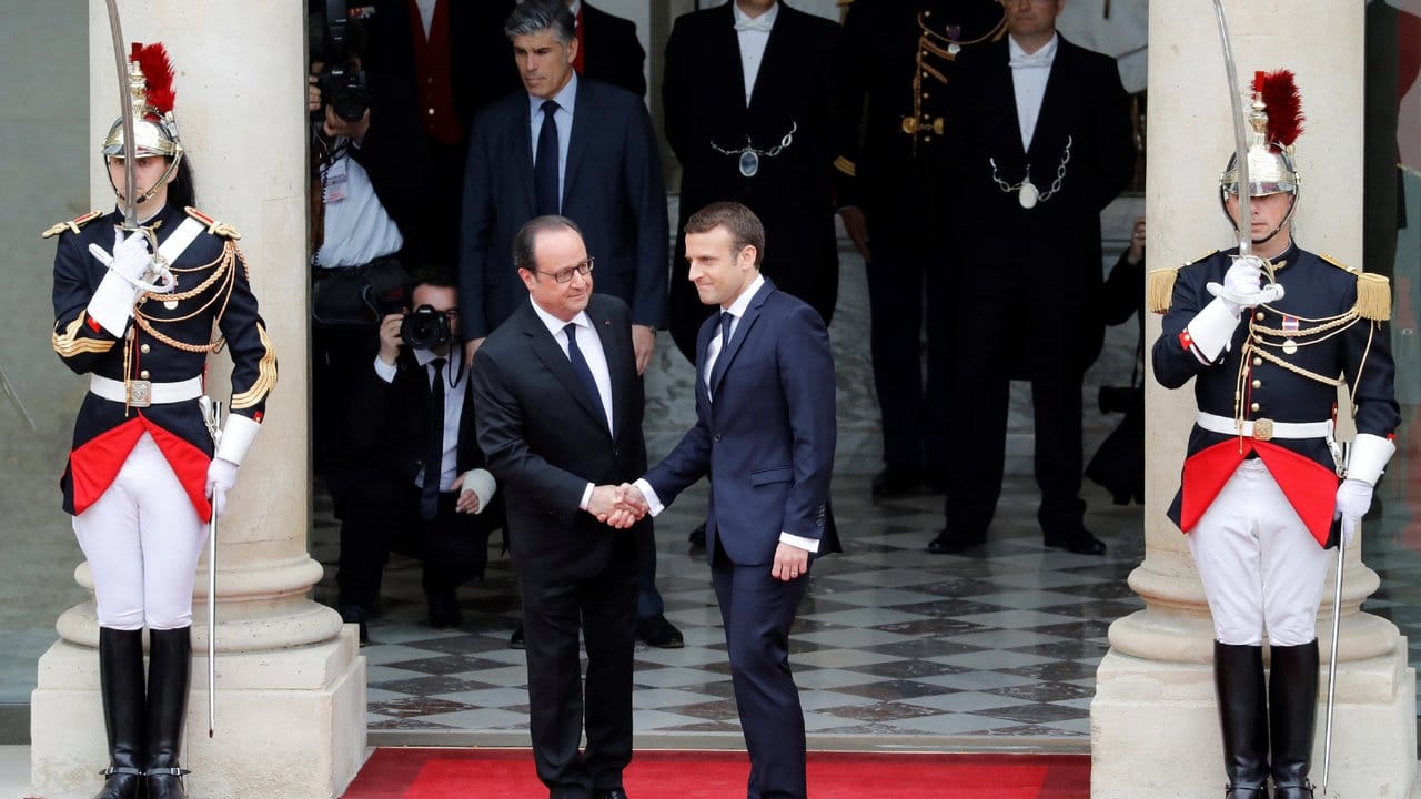 Der sozialistische Amtsinhaber Hollande, der wegen miserabler Umfragewerte nicht wieder angetreten war, empfängt seinen Nachfolger. Der sozialistische Amtsinhaber Hollande, der wegen miserabler Umfragewerte nicht wieder angetreten war, empfängt seinen Nachfolger.