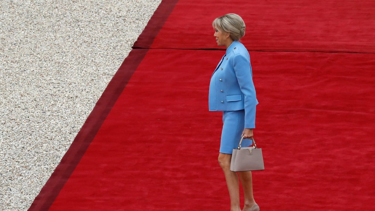 Brigitte Macron, Frau des künftigen französischen Präsidenten, geht vor dem Elyseepalast über den roten Teppich. Brigitte Macron, Frau des künftigen französischen Präsidenten, geht vor dem Elyseepalast über den roten Teppich.