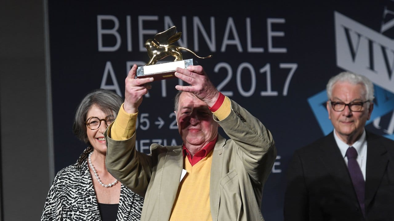 Ein Goldener Löwe für den "Oldie": Franz Erhard Walther freut sich über die Anerkennung.