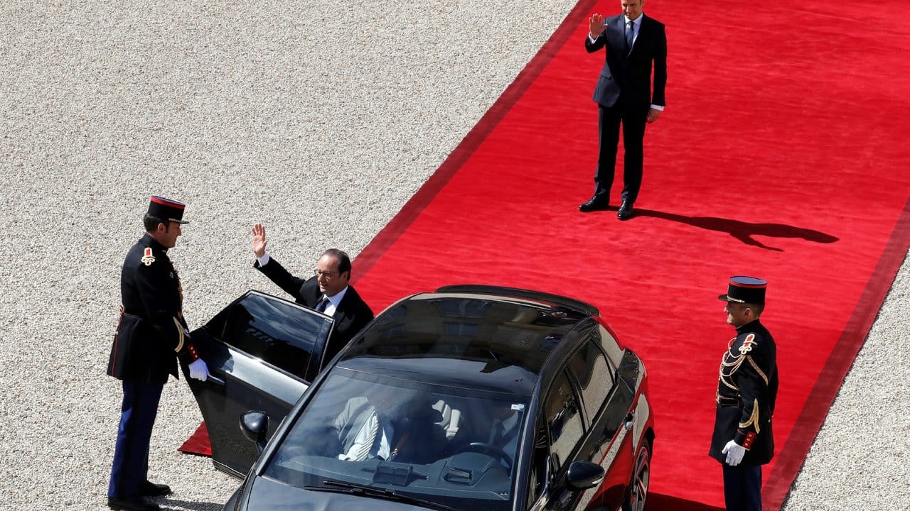 Der ehemalige französische Präsident Francois Hollande wird vom neuen französischen Präsidenten Emmanuel Macron vor dem Elyseepalast verabschiedet. Der ehemalige französische Präsident Francois Hollande wird vom neuen französischen Präsidenten Emmanuel Macron vor dem Elyseepalast verabschiedet.