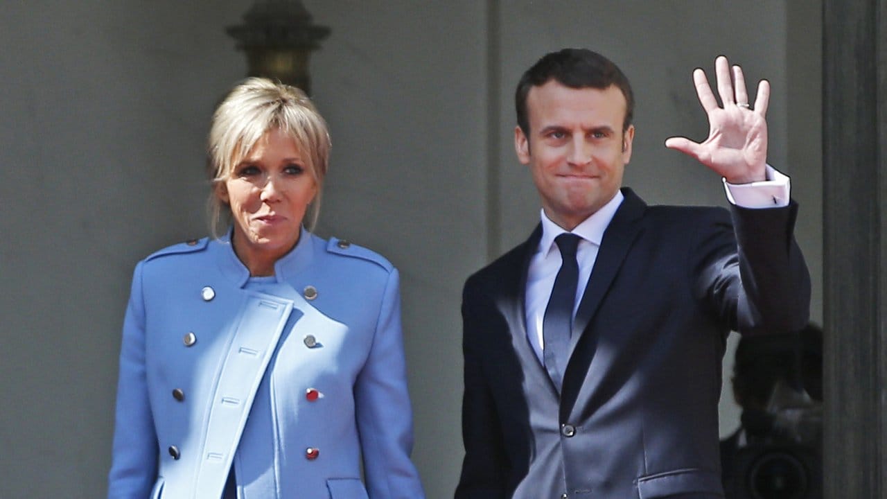Der neue französische Präsident Emmanuel Macron und seine Frau Brigitte posieren für Fotografen. Der neue französische Präsident Emmanuel Macron und seine Frau Brigitte posieren für Fotografen.