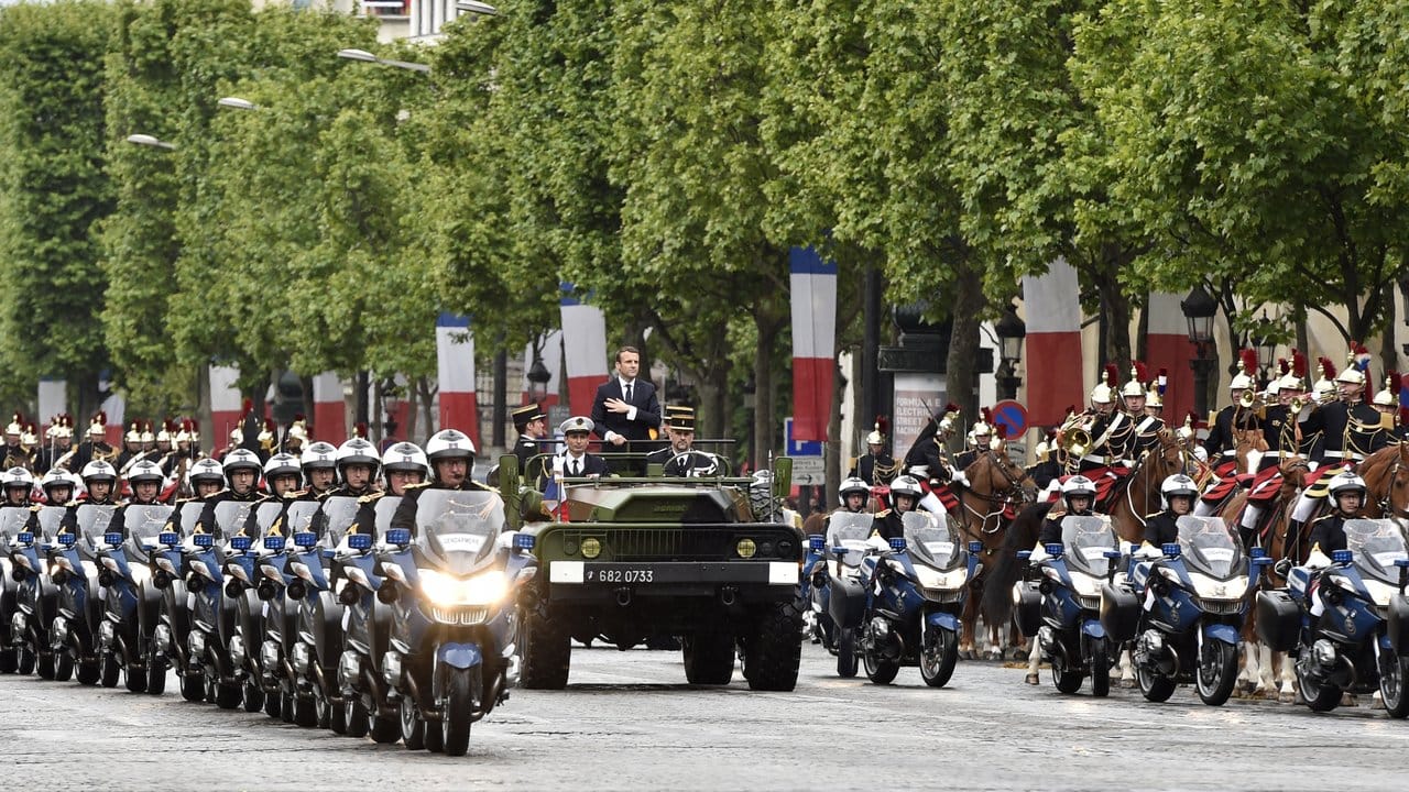 Als neuer französischer Präsident, ist Macron auch Oberbefehlsführer über die französische Armee und die Atombomben des Landes. Als neuer französischer Präsident, ist Macron auch Oberbefehlsführer über die französische Armee und die Atombomben des Landes.
