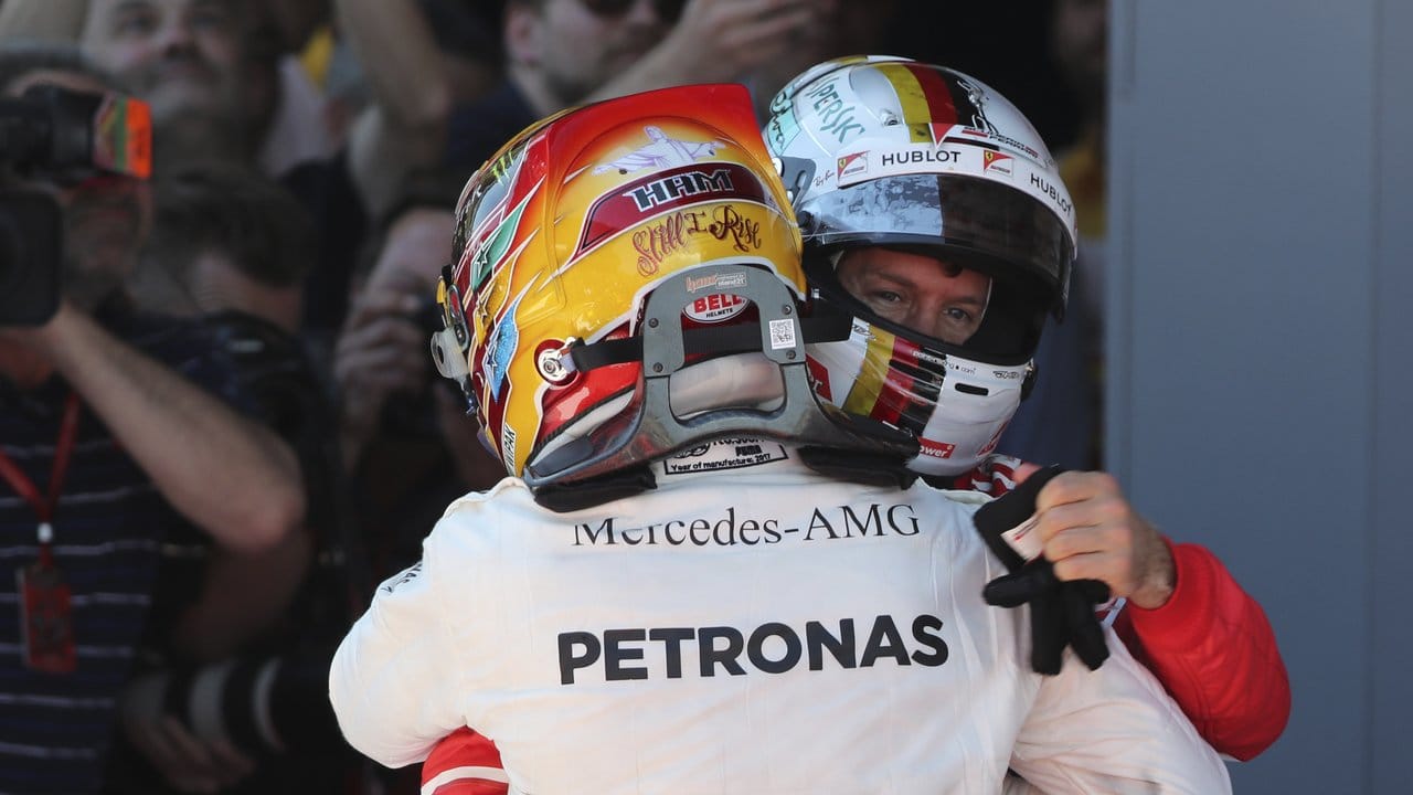 Respekt: Lewis Hamilton (l) umarmt nach seinem Sieg den Zweitplatzierten, Sebastian Vettel.