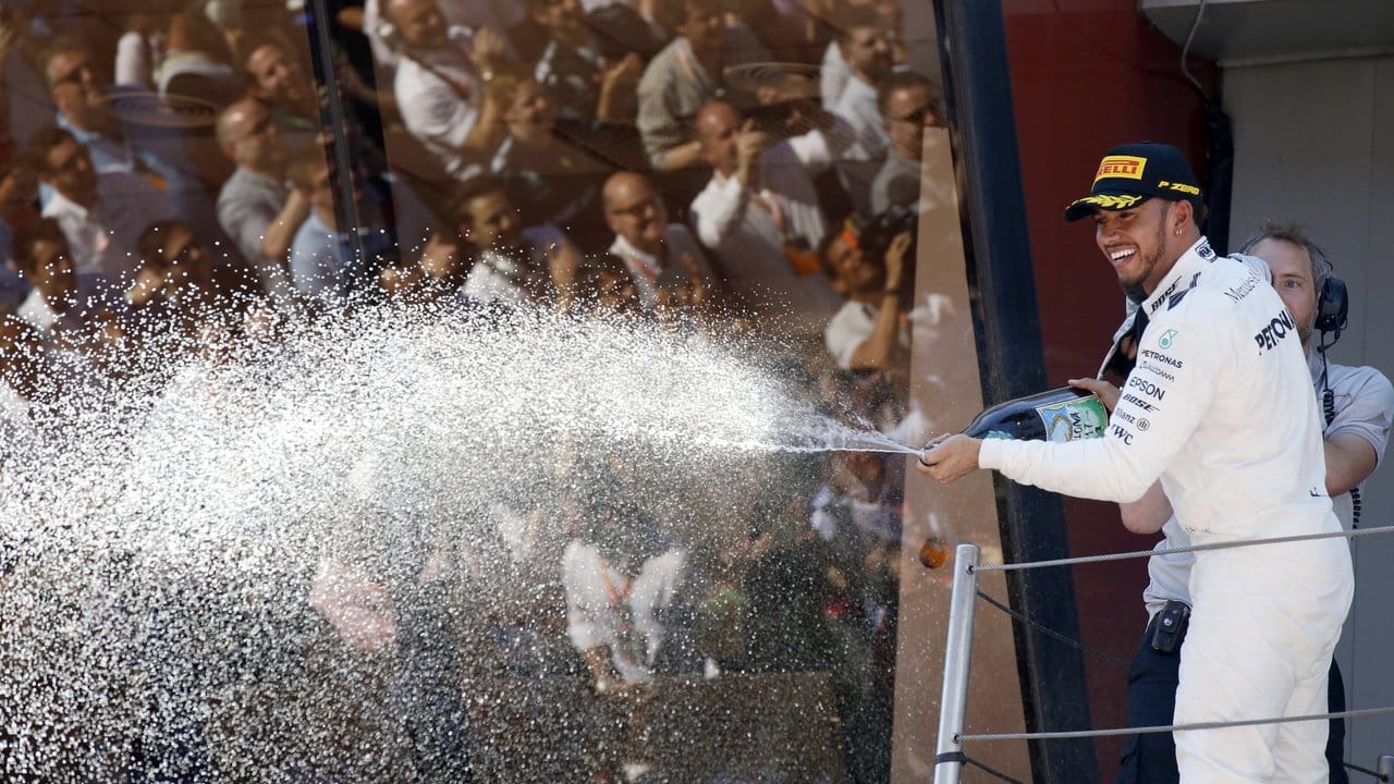 Lewis Hamilton lässt nach seinem Sieg den Champagner sprudeln.