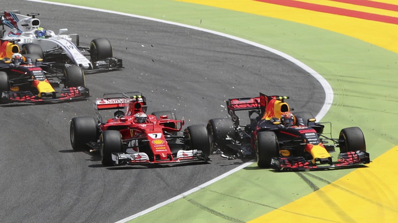 Kimi Räikkönen (l) vom Team Scuderia Ferrari kollidiert mit Max Verstappen vom Team Red Bull Racing.