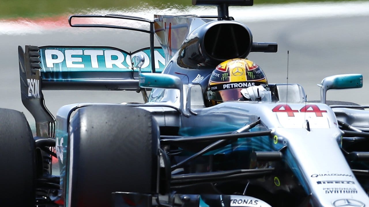 Lewis Hamilton vom Team Mercedes AMG Petronas Motorsport fährt zum Sieg in Barcelona.