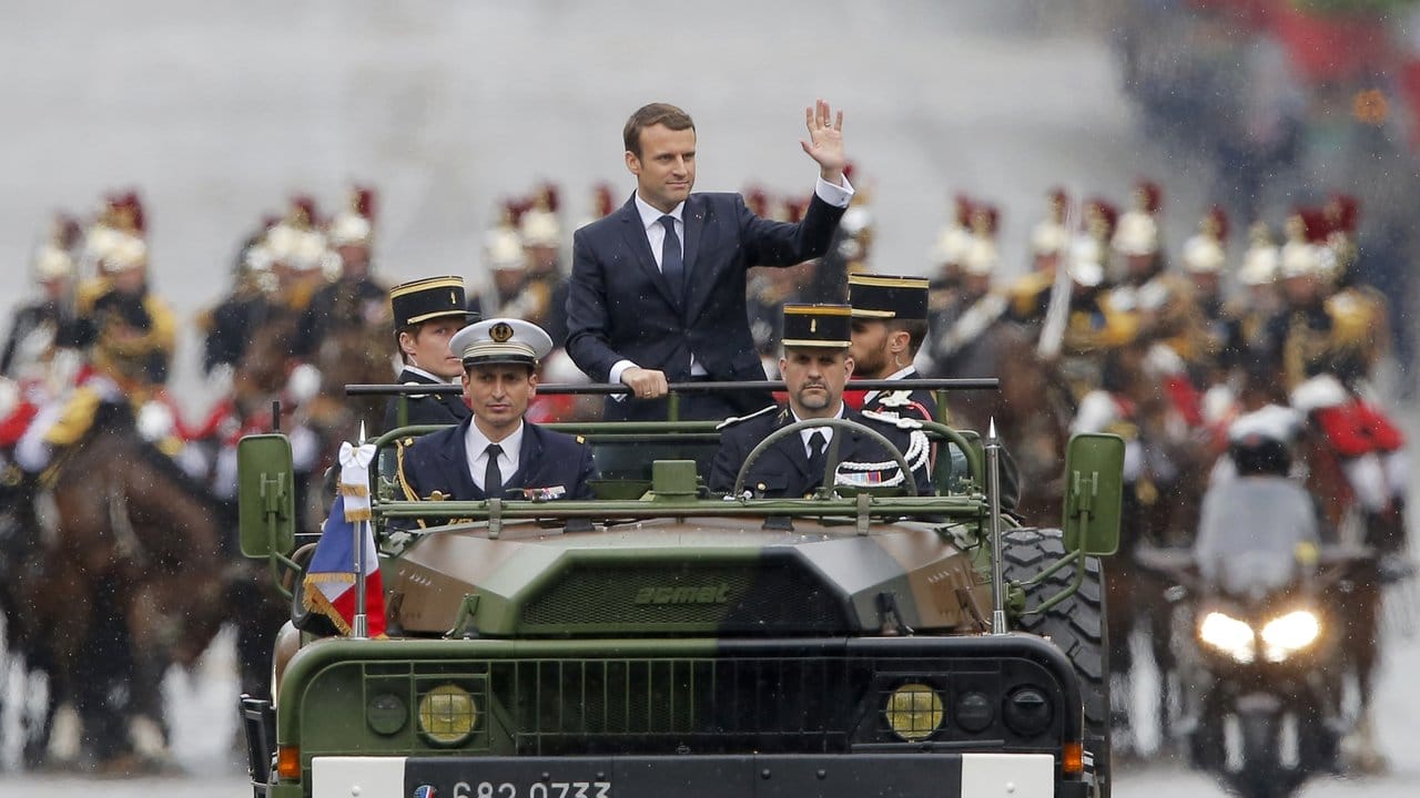 Eine Woche nach seinem Wahlsieg übernimmt Frankreichs neuer Präsident Macron die Macht im Élyséepalast. Eine Woche nach seinem Wahlsieg übernimmt Frankreichs neuer Präsident Macron die Macht im Élyséepalast.