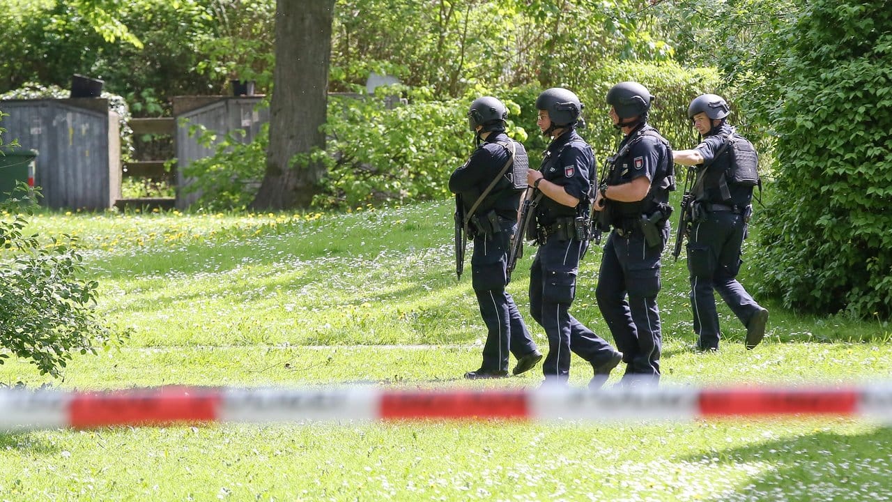 Schwer bewaffnete Polizisten bei der Spurensuche im Einsatz. Schwer bewaffnete Polizisten bei der Spurensuche im Einsatz.