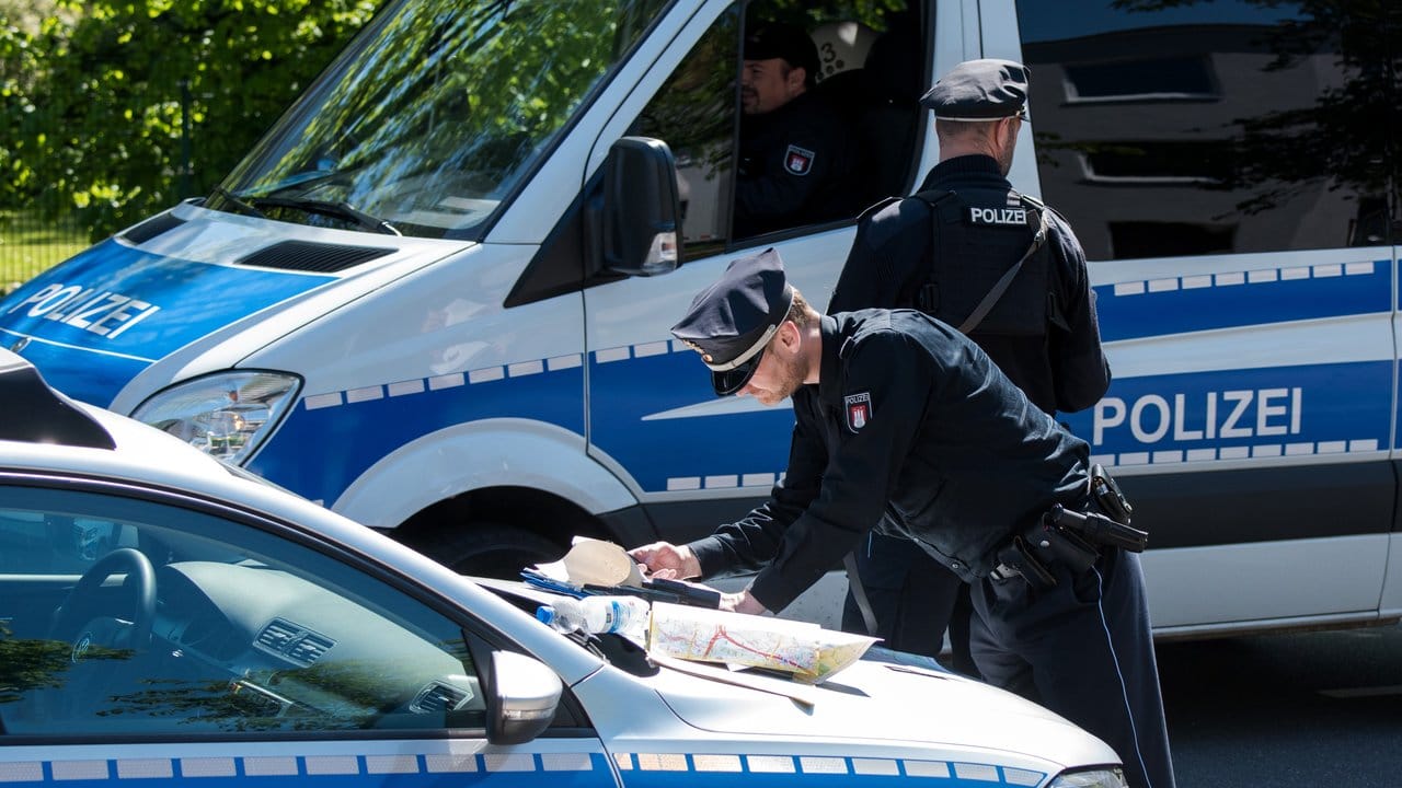Polizisten koordinieren die Fahndung nach dem Täter. Polizisten koordinieren die Fahndung nach dem Täter.