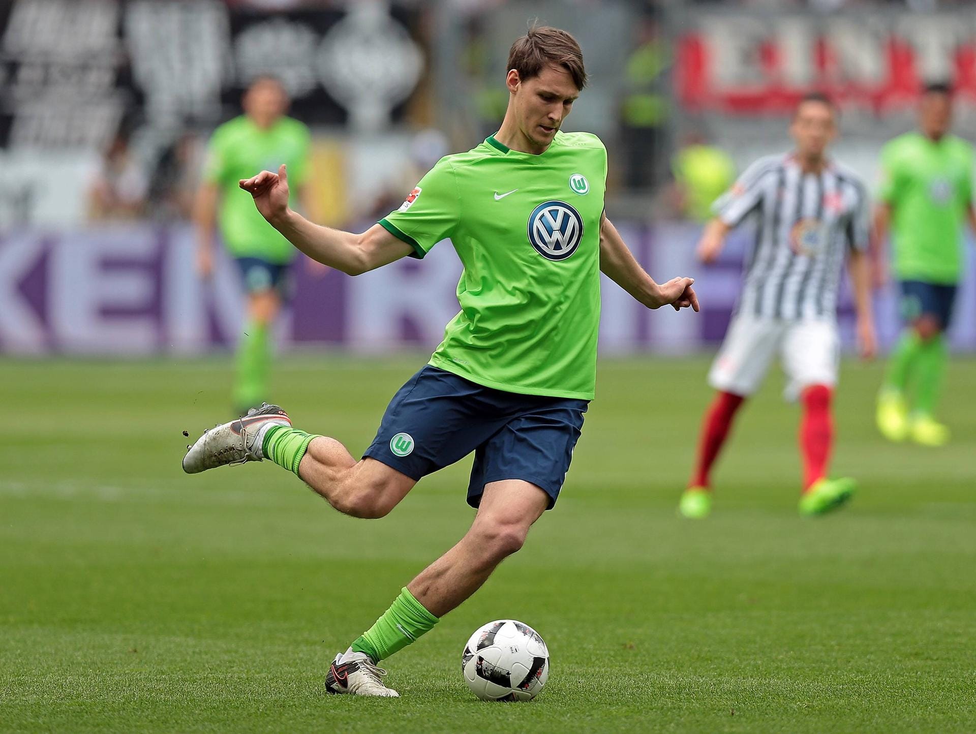 Ex-Nationalspieler Philipp Wollscheid erlebte eine turbulente Saison in Wolfsburg. Er kehrt nach der Saison zu Stoke City zurück. Die "Potters" haben allerdings keine Verwendung mehr für ihn. Ex-Wölfe-Coach Valerien Ismaël hatte ihn zwischenzeitlich sogar suspendiert.