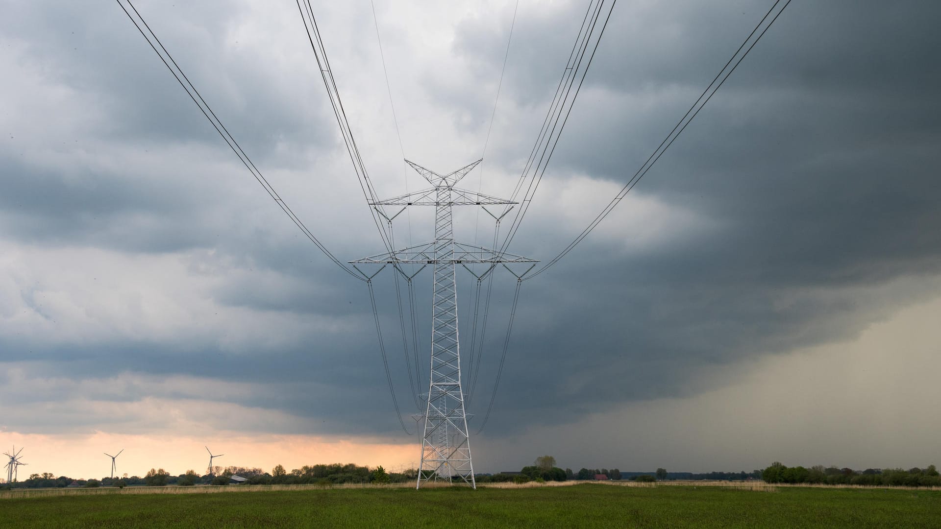 Dunkle Gewitterwolken ziehen bei Neustadtgödens (Niedersachsen) auf. Für das Wochenende wurde eine Unwetterwarnung wegen Starkregen herrausgegeben.