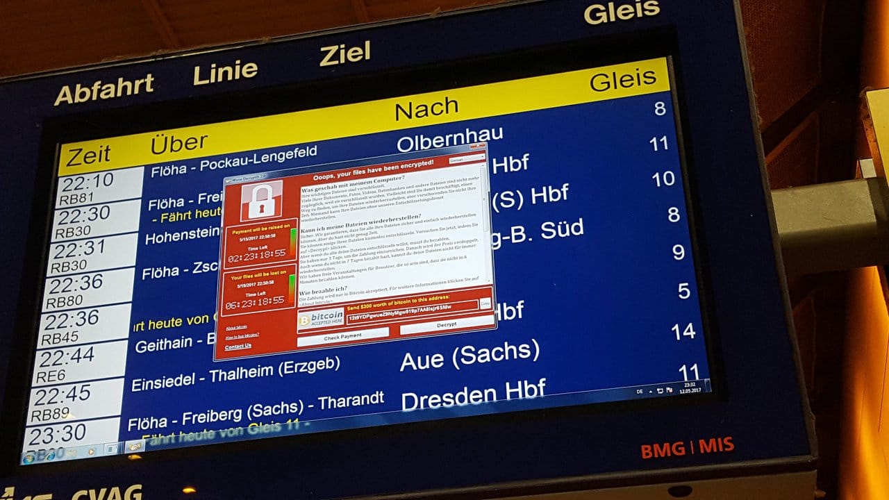 Die von der weltweiten Cyber-Attacke betroffenen Anzeigetafeln an deutschen Bahnhöfen werden noch mehrere Tage gestört bleiben.