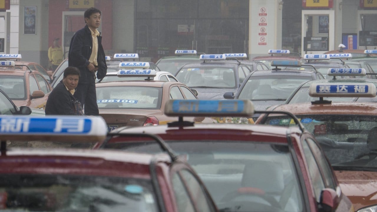 Wartende Taxifahrer in Peking: Mehr als 20.