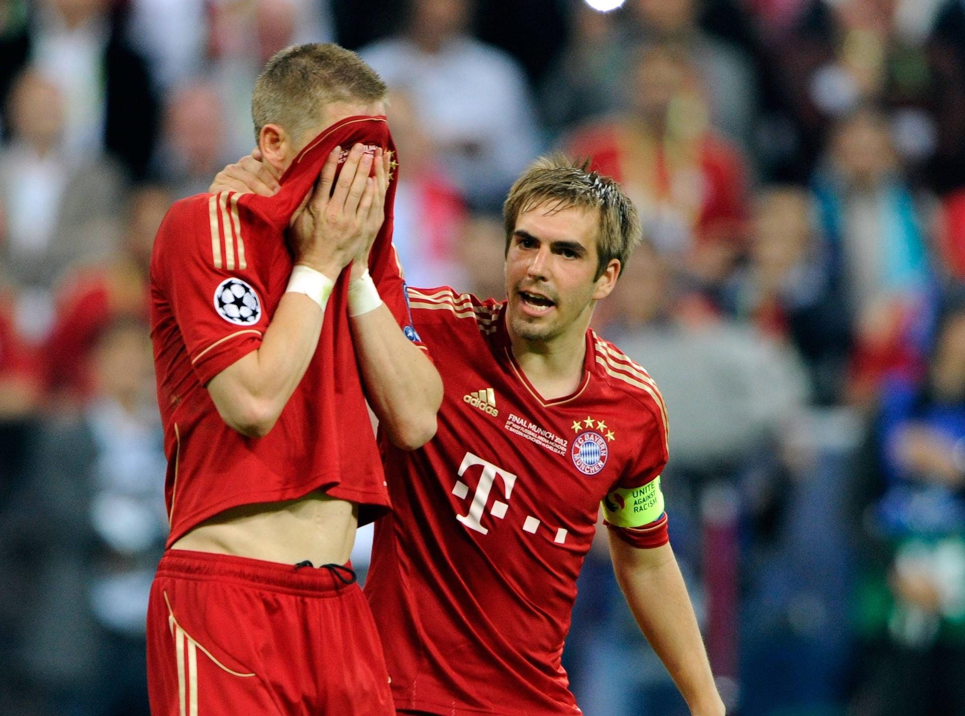 Enntäuschungen erlebte Lahm aber auch mit seinen Bayern: 2012 unterlag der FCB Chelsea im "Finale dahoam" der Champions League. Hier tröstet Lahm Schweinsteiger, der seinen Elfmeter verschoss.