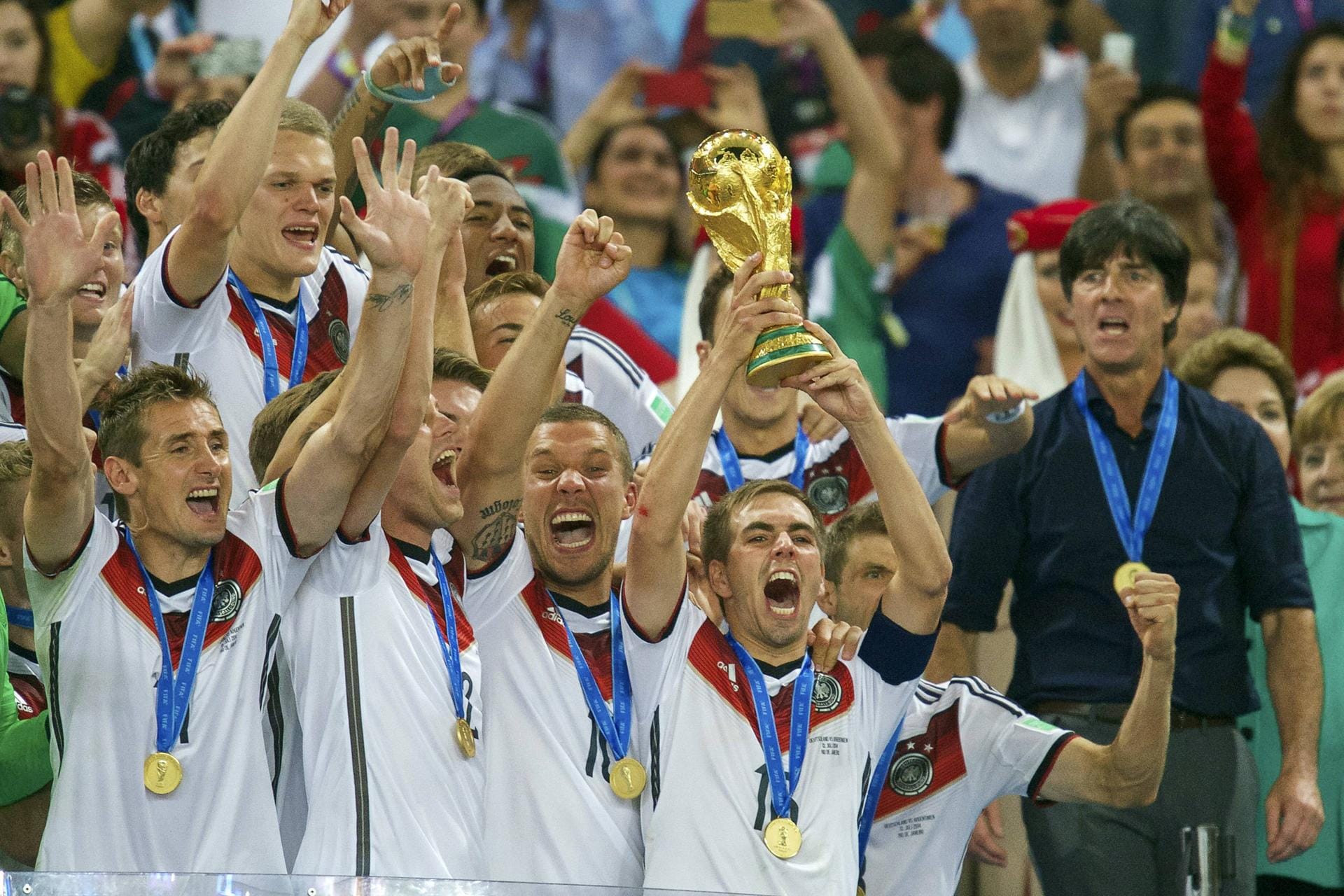 Der Höhepunkt einer unglaublichen Karriere: Am 13. Juli 2014 stemmt DFB-Kapitän Philipp Lahm den WM-Pokal in den Abendhimmel von Rio de Janeiro. Und so begann die lange Reise bis ins legendäre Maracanã...
