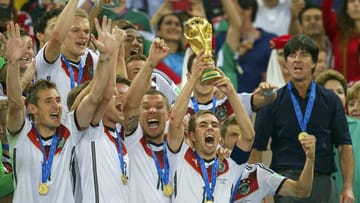 Der Höhepunkt einer unglaublichen Karriere: Am 13. Juli 2014 stemmt DFB-Kapitän Philipp Lahm den WM-Pokal in den Abendhimmel von Rio de Janeiro. Und so begann die lange Reise bis ins legendäre Maracanã...