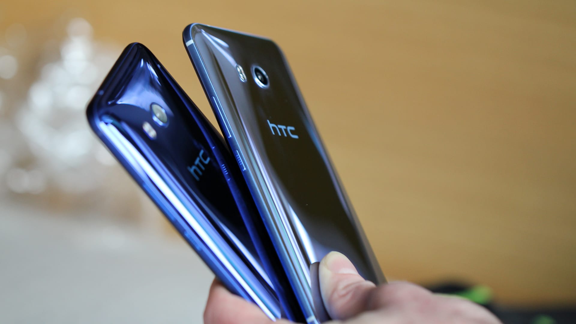 HTC U11 Blau und Silber