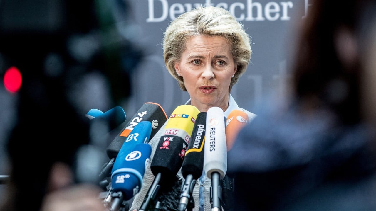 Verteidigungsministerin Ursula von der Leyen steht im Kreuzfeuer der Kritik. Verteidigungsministerin Ursula von der Leyen steht im Kreuzfeuer der Kritik.