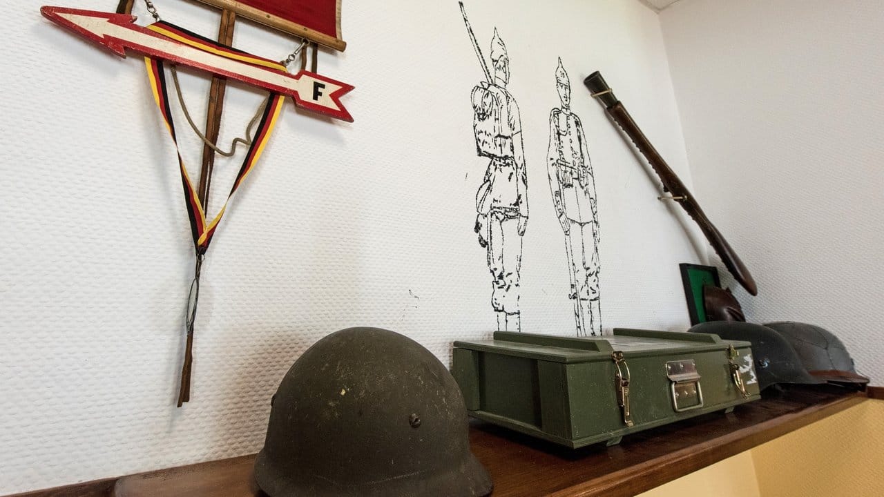 Wehrmachts-Andenken im Aufenthaltsraum des Jägerbataillons 291 der Bundeswehr. Wehrmachts-Andenken im Aufenthaltsraum des Jägerbataillons 291 der Bundeswehr.