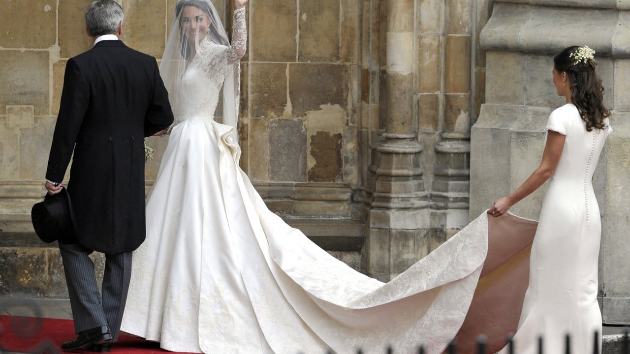 Pippa Middleton (r) trug die Schleppe ihrer Schwester, der Braut Catherine Middleton, bei der Hochzeit mit Prinz William 2011.
