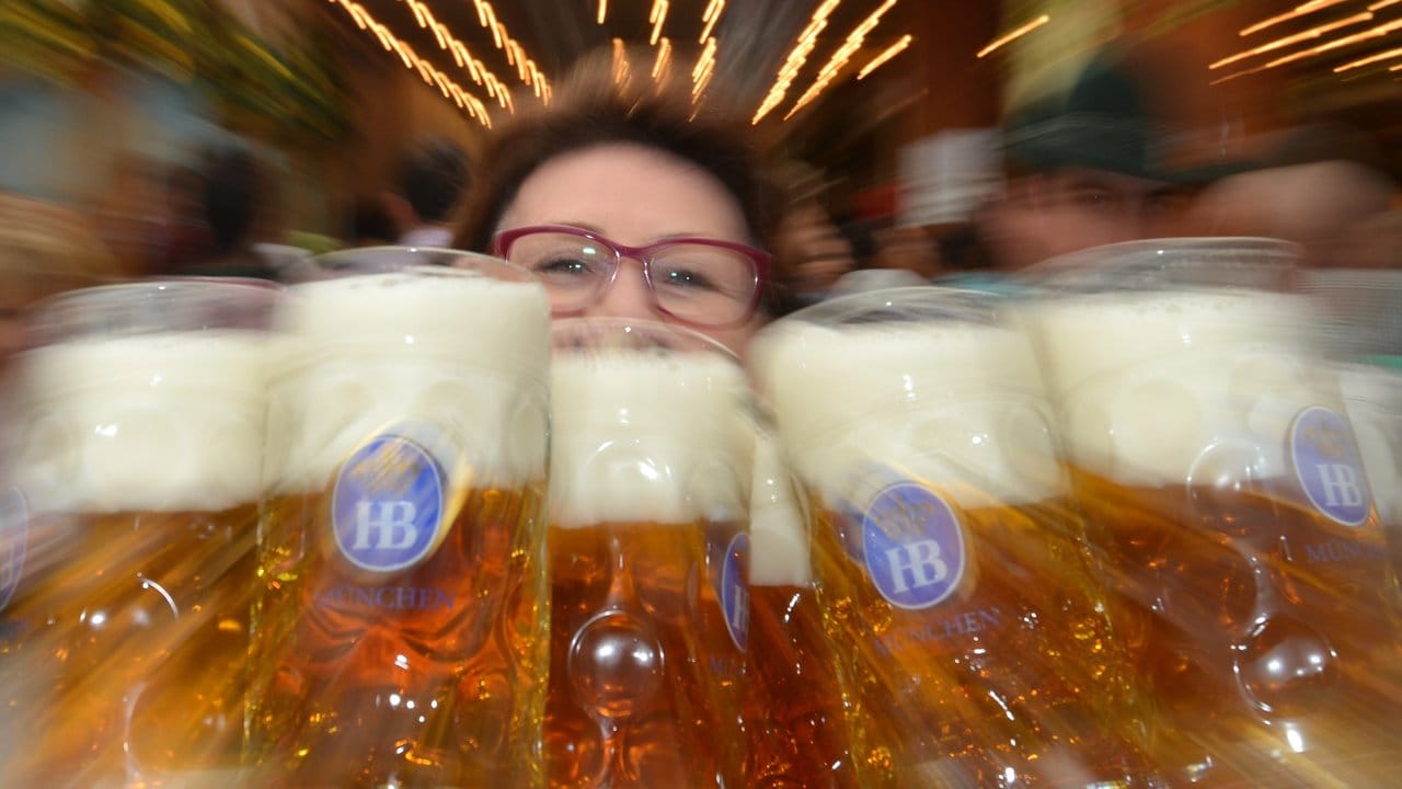 Teurer Spaß: Auch mit Bierpreisbremse zahlt man für das Oktoberfest-Bier deutlich mehr als normalerweise in einer Münchener Gastwirtschaft. Teurer Spaß: Auch mit Bierpreisbremse zahlt man für das Oktoberfest-Bier deutlich mehr als normalerweise in einer Münchener Gastwirtschaft.