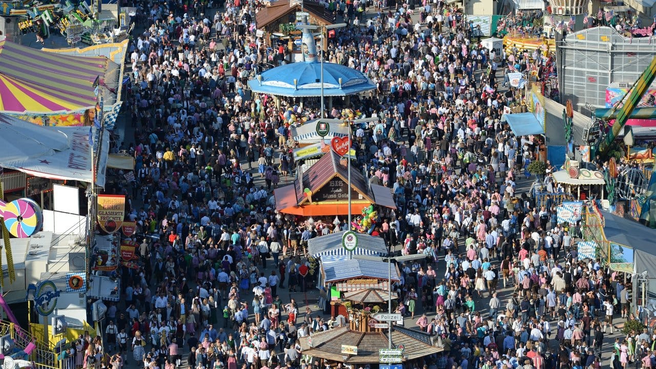 Theresienwiese in München: Wiesn-Chef Josef Schmid wollte den Bierpreis für drei Jahre bei 10,70 Euro deckeln. Theresienwiese in München: Wiesn-Chef Josef Schmid wollte den Bierpreis für drei Jahre bei 10,70 Euro deckeln.