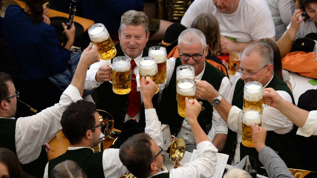 Prost! Musiker gönnen sich nach dem traditionellen Trachten- und Schützenumzug ein Bier. Prost! Musiker gönnen sich nach dem traditionellen Trachten- und Schützenumzug ein Bier.