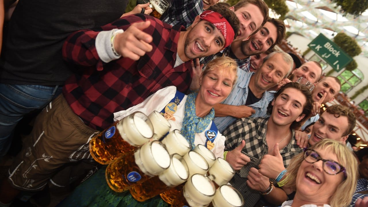 Knapp 110 Euro hält hier eine Oktoberfest-Bedienung in Form von Gerstensaft in den Händen. Knapp 110 Euro hält hier eine Oktoberfest-Bedienung in Form von Gerstensaft in den Händen.