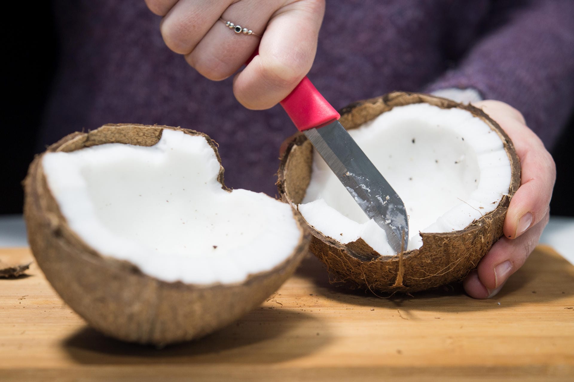 Kokosnuss: Schritt 6 – Mit einem Messer vorsichtig das weiße Fruchtfleisch herausschneiden.
