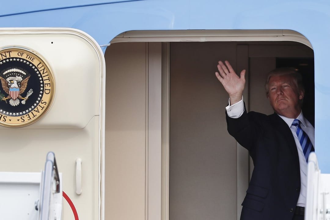 Auf Reise: US-Präsident Donald Trump steigt auf der Andrews Air Force Base in Maryland ins Flugzeug. Auf Reise: US-Präsident Donald Trump steigt auf der Andrews Air Force Base in Maryland ins Flugzeug.