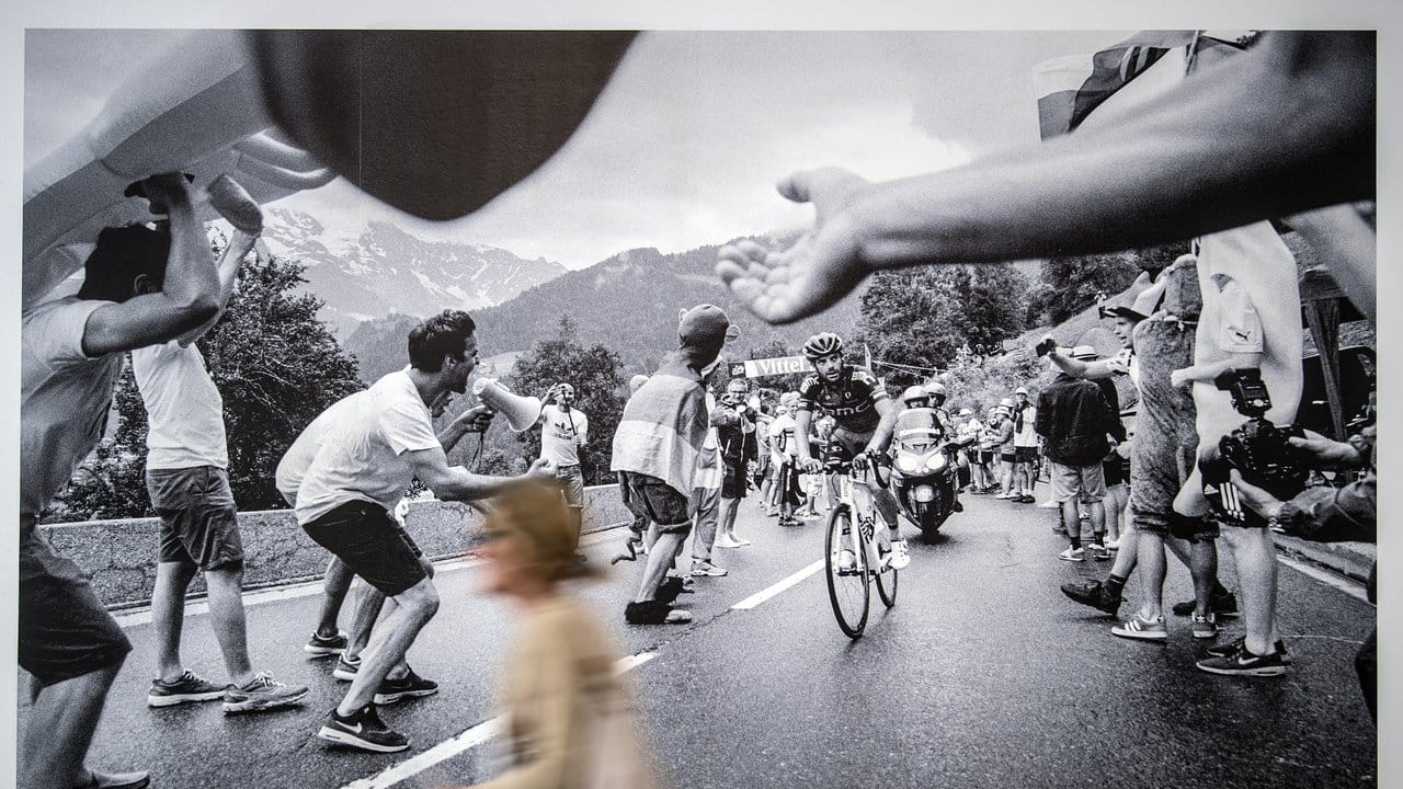 Radrennfahrer und ihre enthusiasmierten Fans - ein Bild von Nicola Mesken.