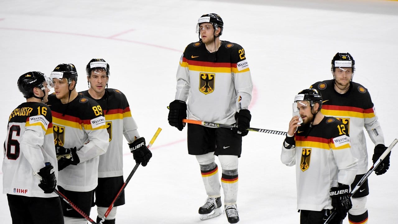 Deutschlands Spieler stehen nach Spielende enttäuscht auf dem Eis.