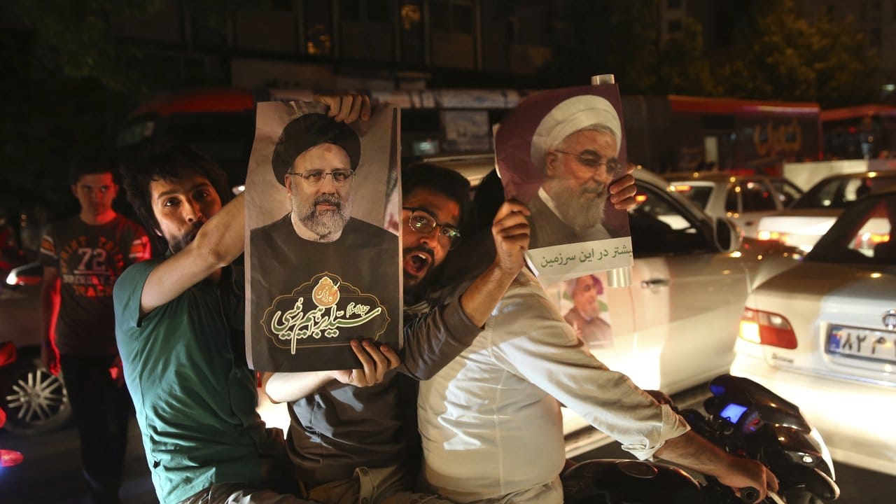 Anhänger des iranischen Präsidenten Hassan Ruhani (r.