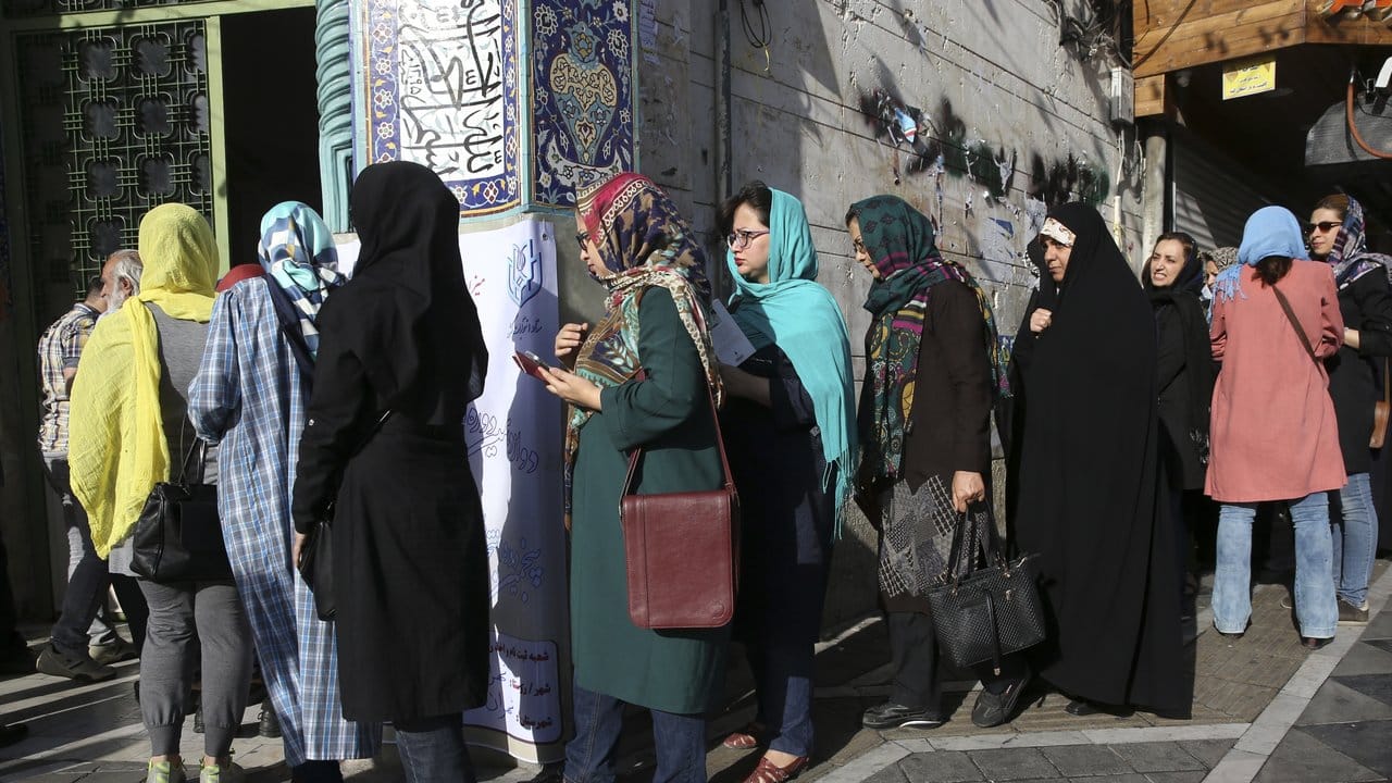 Iranische Frauen vor einem Wahllokal in Teheran.