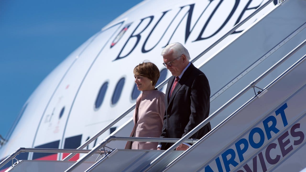 Bundespräsident Frank-Walter Steinmeier und seine Ehefrau Elke Büdenbender nach der Landung auf dem Warschauer Flughafen.