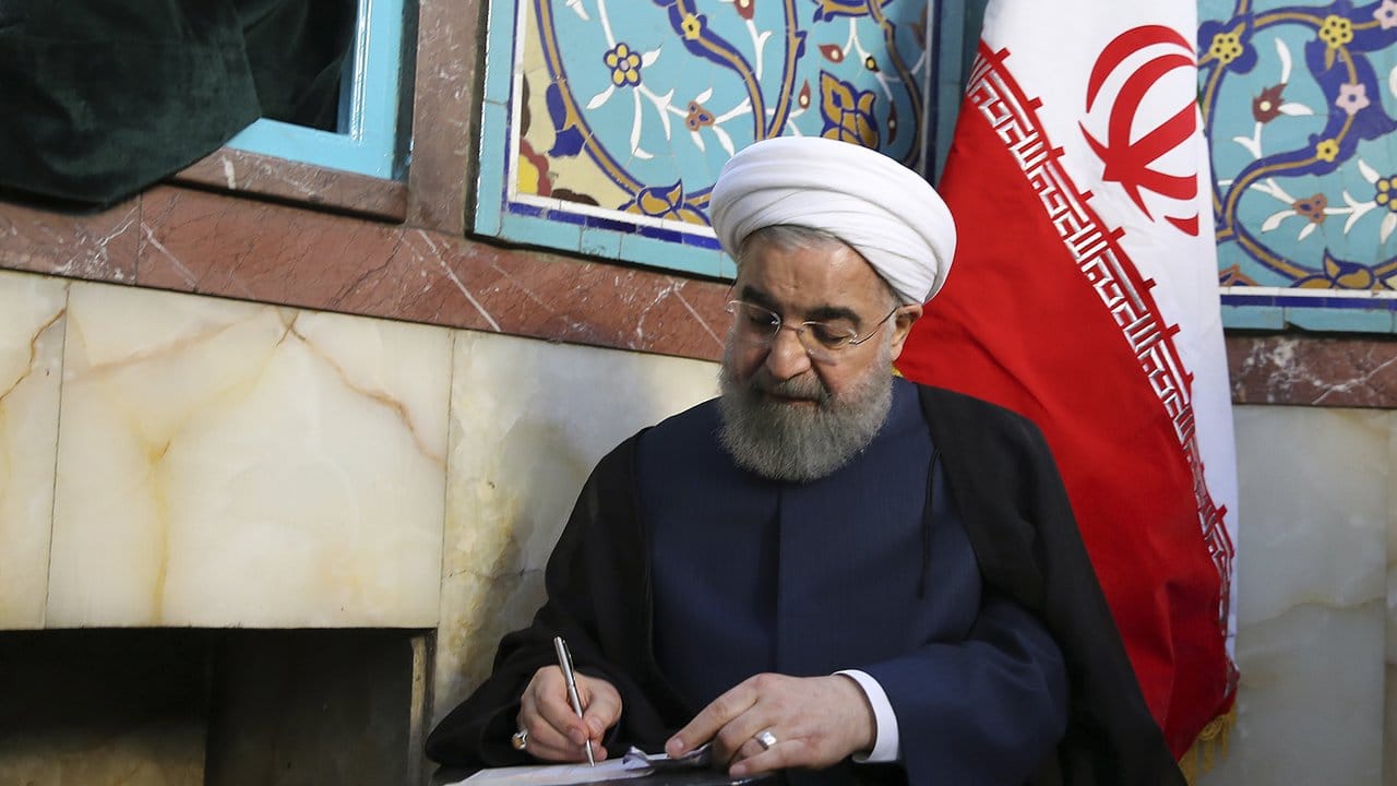 Staatspräsident und Regierungschef Hassan Ruhani füllt seinen Stimmzettel aus.
