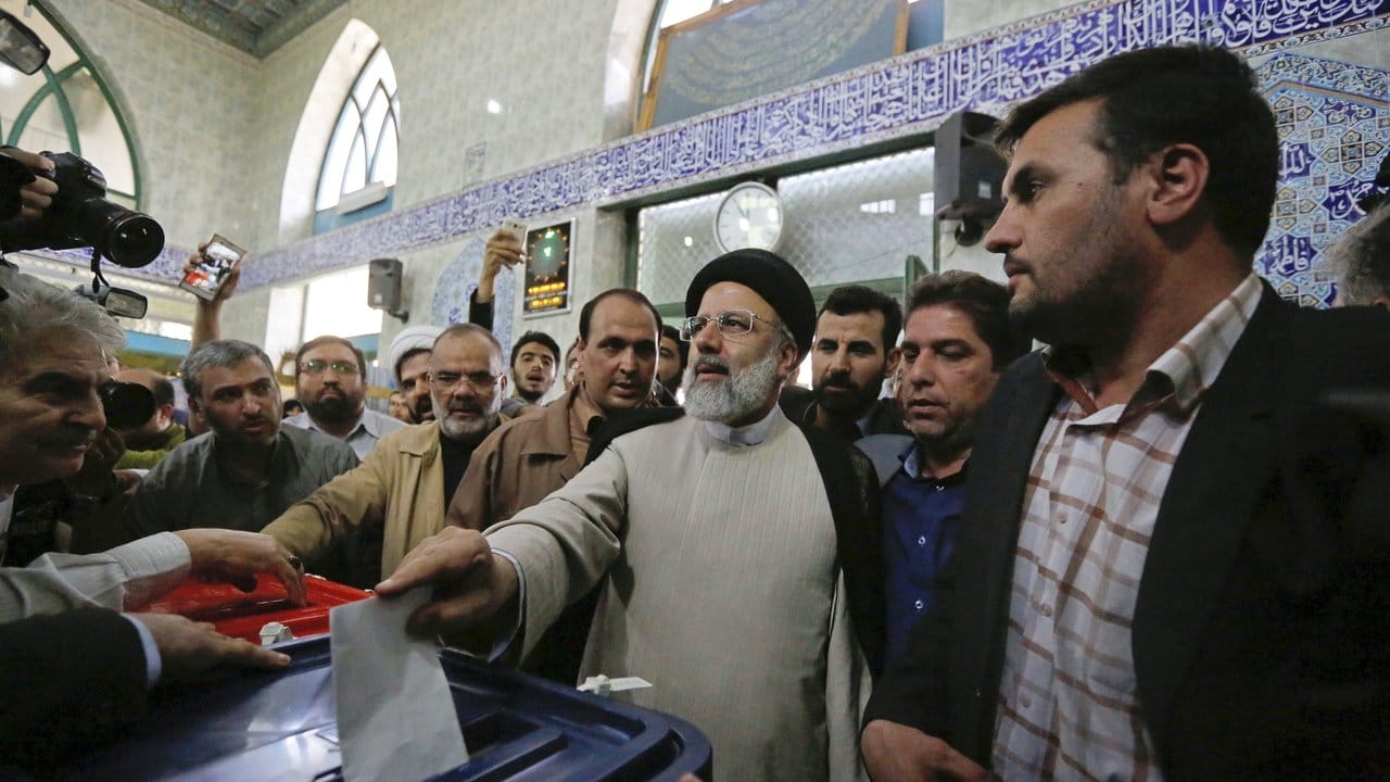 Der iranische Spitzenkandidat des erzkonservativen Klerus, Ebrahim Raeissi, bei der Stimmabgabe.