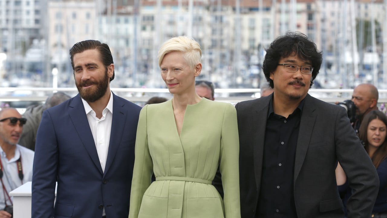 Regisseur Bong Joon-Ho mit seinen Hauptdarstellern Jake Gyllenhaal und Tilda Swinton.