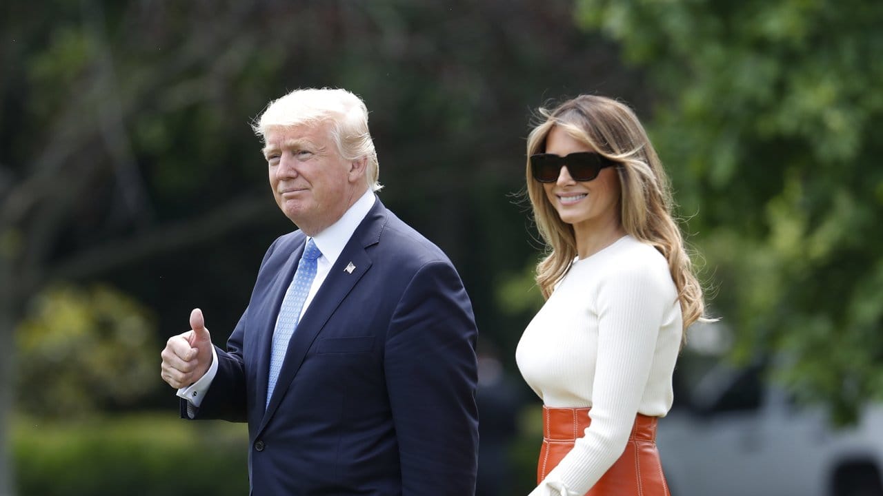 Erste Auslandsreise als Präsident: Donald Trump und First Lady Melania Trump gehen zum wartenden Hubschrauber.