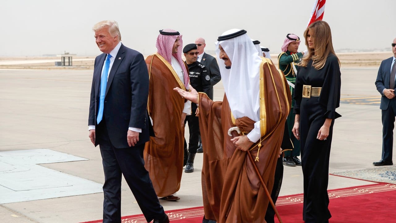 Der US-Präsident und seine Frau werden von König Salman empfangen.