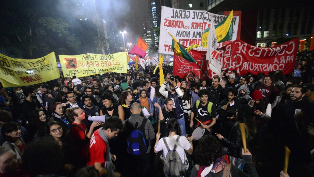 Zahlreiche Menschen protestieren in Sao Paulo gegen die Regierung des Landes.